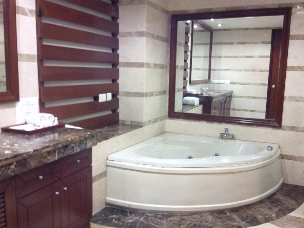 Hotel The Ocean Pearl Retreat Nueva Delhi Habitación foto